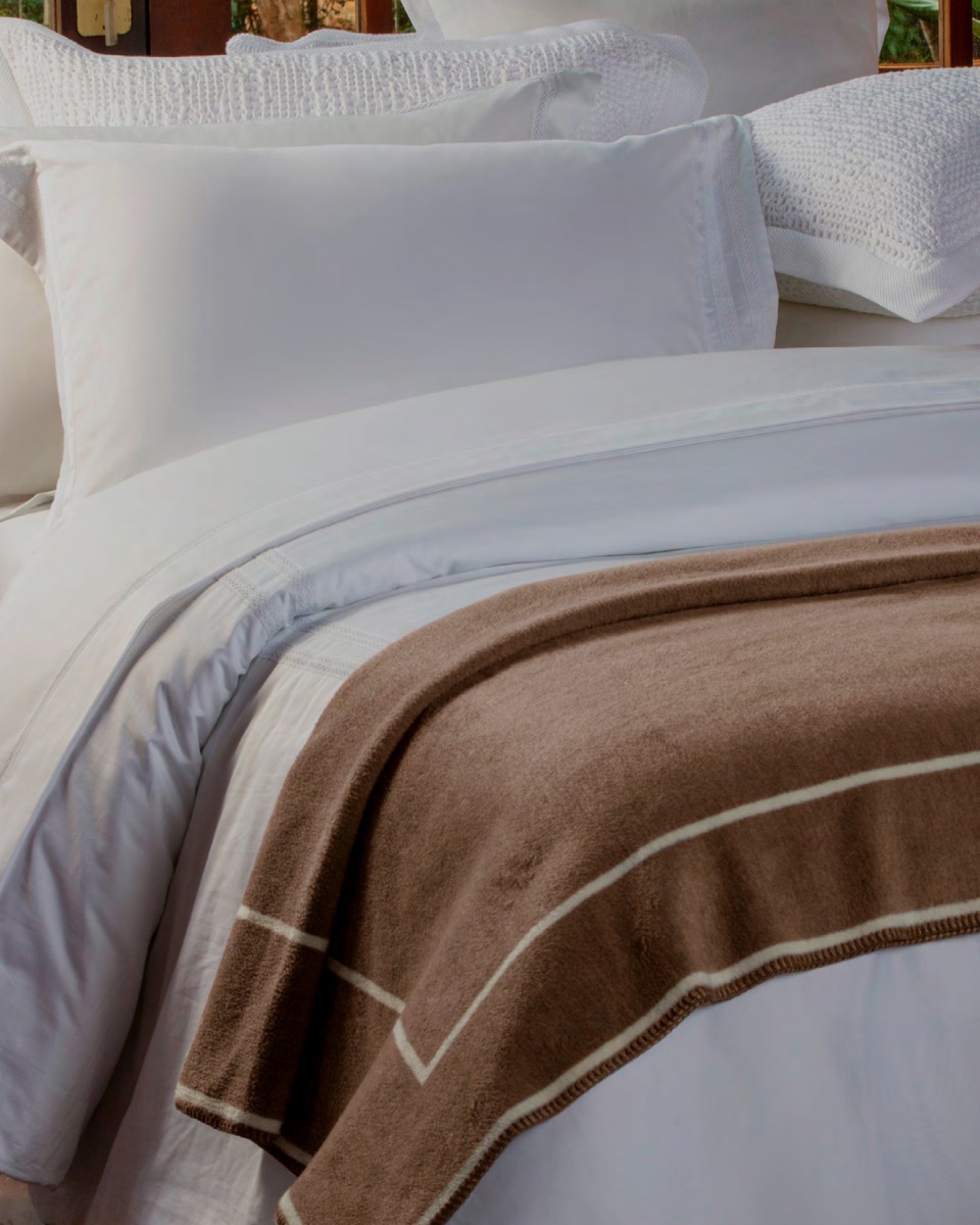 Jogo de cama branco com manta, da curadoria de cama, mesa e banho